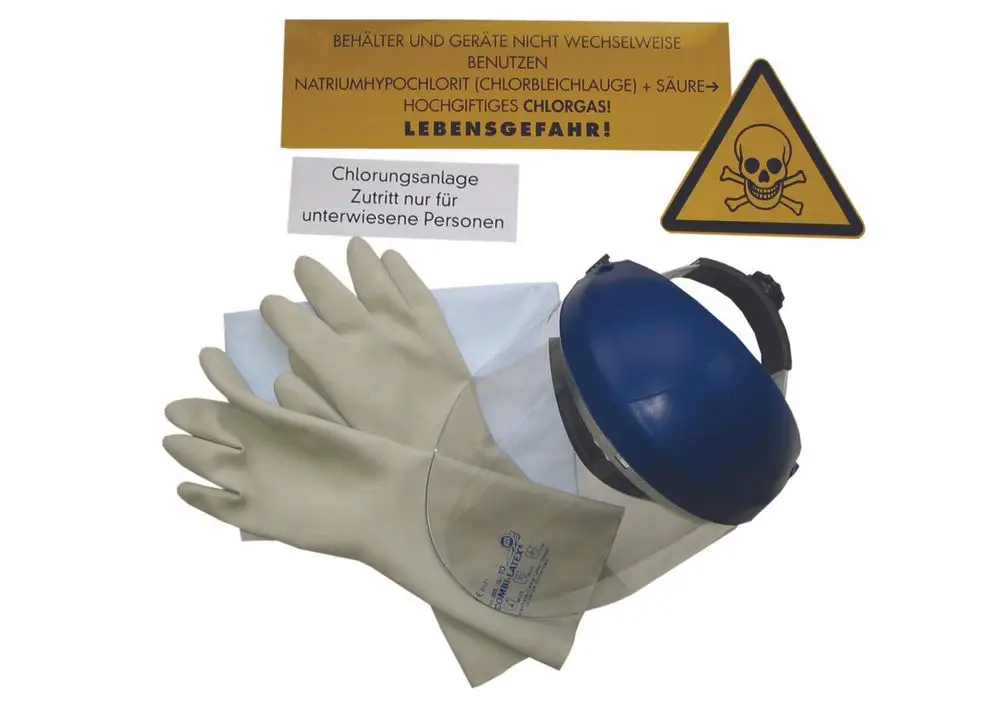Chemikalien-Schutzausrüstung von Judo bestehend aus Sicherheitshelm, Schutzbrille, chemikalienbeständigen Handschuhen und Schutzhülle, auf einem einfarbigen Untergrund.